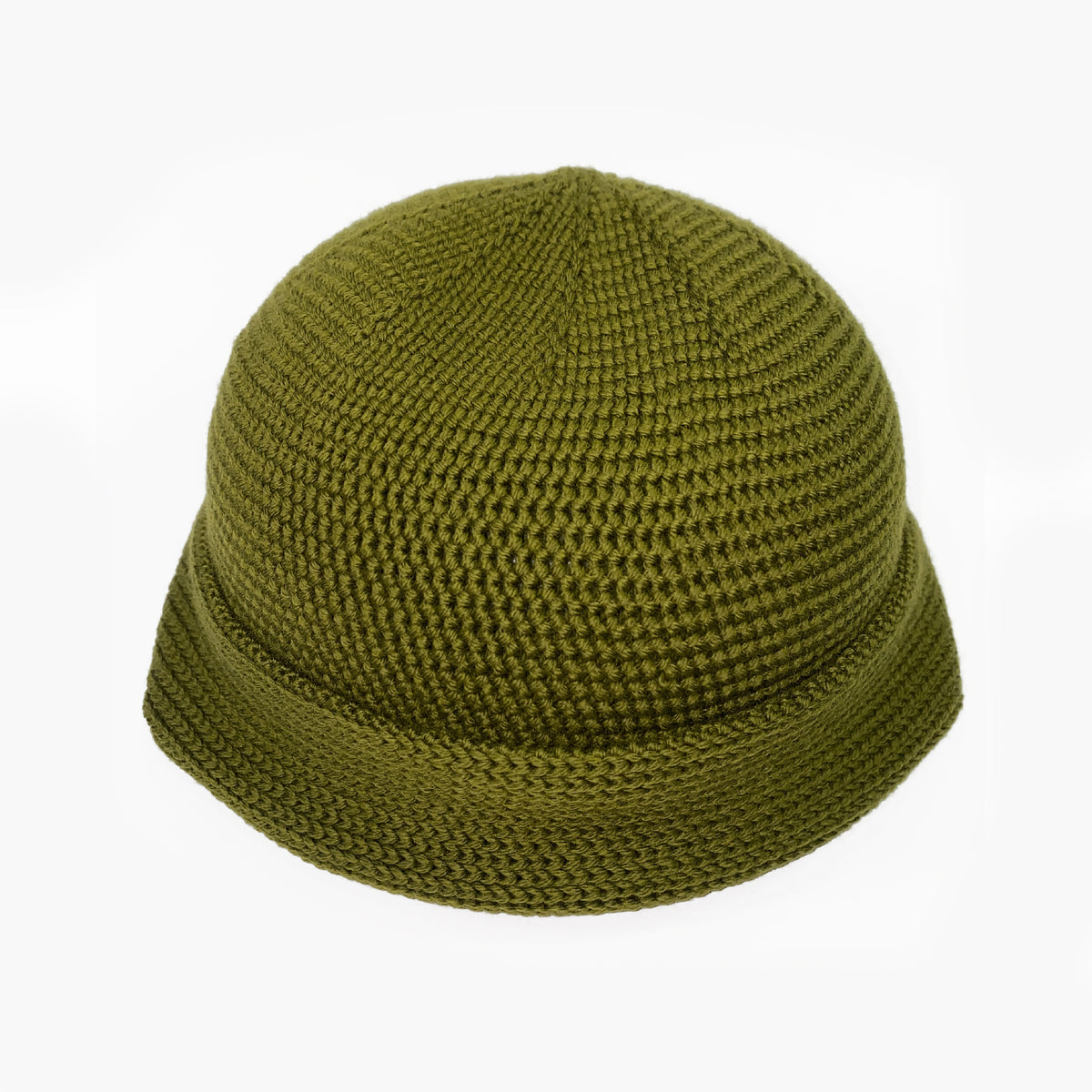 Olive farbene Wollmütze aus Merinowolle quer in Kopf-Form gestrickt. Das Fangpatentmuster bedeutet, daß Innen ein Knötchenmuster und außen ein klassiches Rechte Maschenmuster zu sehen ist. Wenn man den Beanie umkrempelt und als Dockermütze trägt ist jeweils das andere Muster zu sehen. Das rote vincente-Label mit der kleinen Ente ist am Rand angenäht. Die Mütze kann insideout getragen werden.