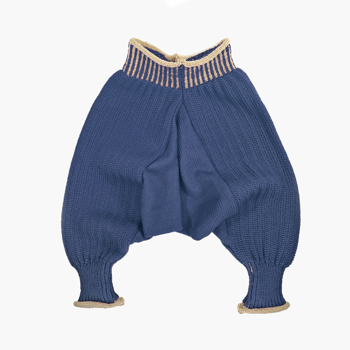 Sarouelhose auch Harems- oder Pluderhose genannt. Mit tiefgeschnittenem Schritt und extrem viel Platz für Windeln. Die Jeans-Blaue Wollhose ist aus feinster Bio-Merinowolle gestrickt. Sie hat enganliegende hochelastischen Bündchen, die Wollweiße Längsstreifen haben.