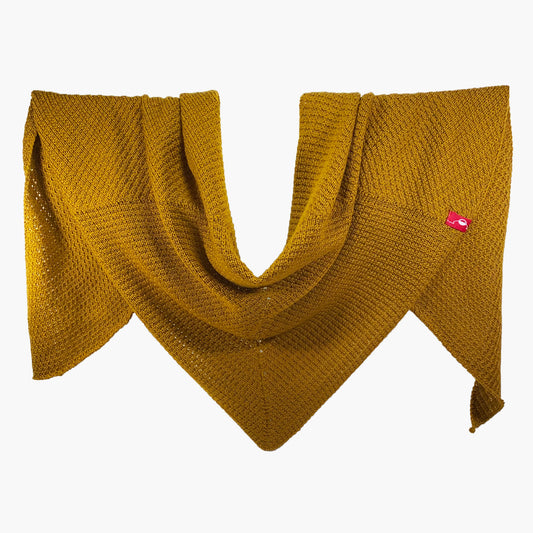 handgefertigtes Designer-Dreieckstuch aus feinster Merinowolle gestrickt. Der große dreieckige Schal ist über eine unsichtbare Schnur geworfen, so daß man das einfarbige Fangpatentmuster gut sehen kann