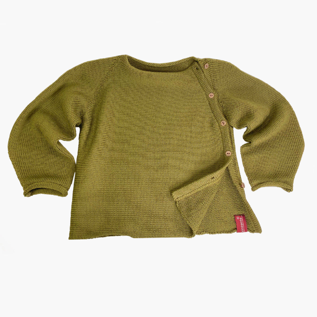 Olivegrüne Babyjacke mit seitlicher Knöpfung, auch Schlüttli genannt. Die Strickjacke ist aus Bio-Merinowolle gestrickt