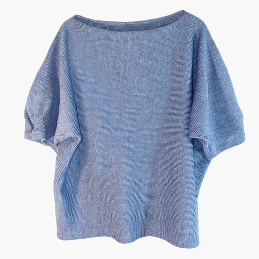 Graublauer quer gestrickterPullover mit kurzen, angeschnittenen Ärmeln ähnlich wie beim T-Shirt. Mit kleiner Falte am Armende.
