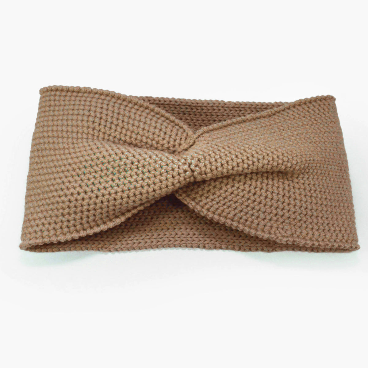 Beiges Stirnband mit einer Turban-ähnlichen Verdrehung. Gestrickt im Doubleface Patentmuster, außen Knötchenstruktur und Innen sieht es wie ein klassisch rechts gestricktes Muster aus.
