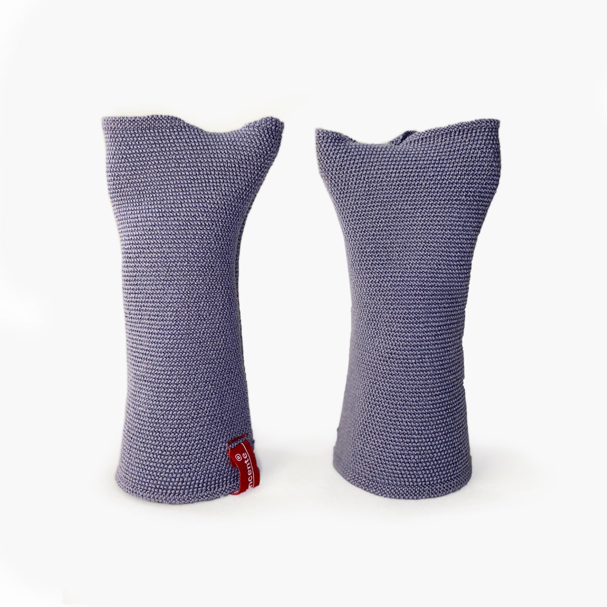 zwei Lilane aufrechtstehende Armstulpen mit abgenähtem Daumenloch. Man sieht das außenliegende Knötchenmuster. Innen sind die Stulpen Glatt techts gestrickt.