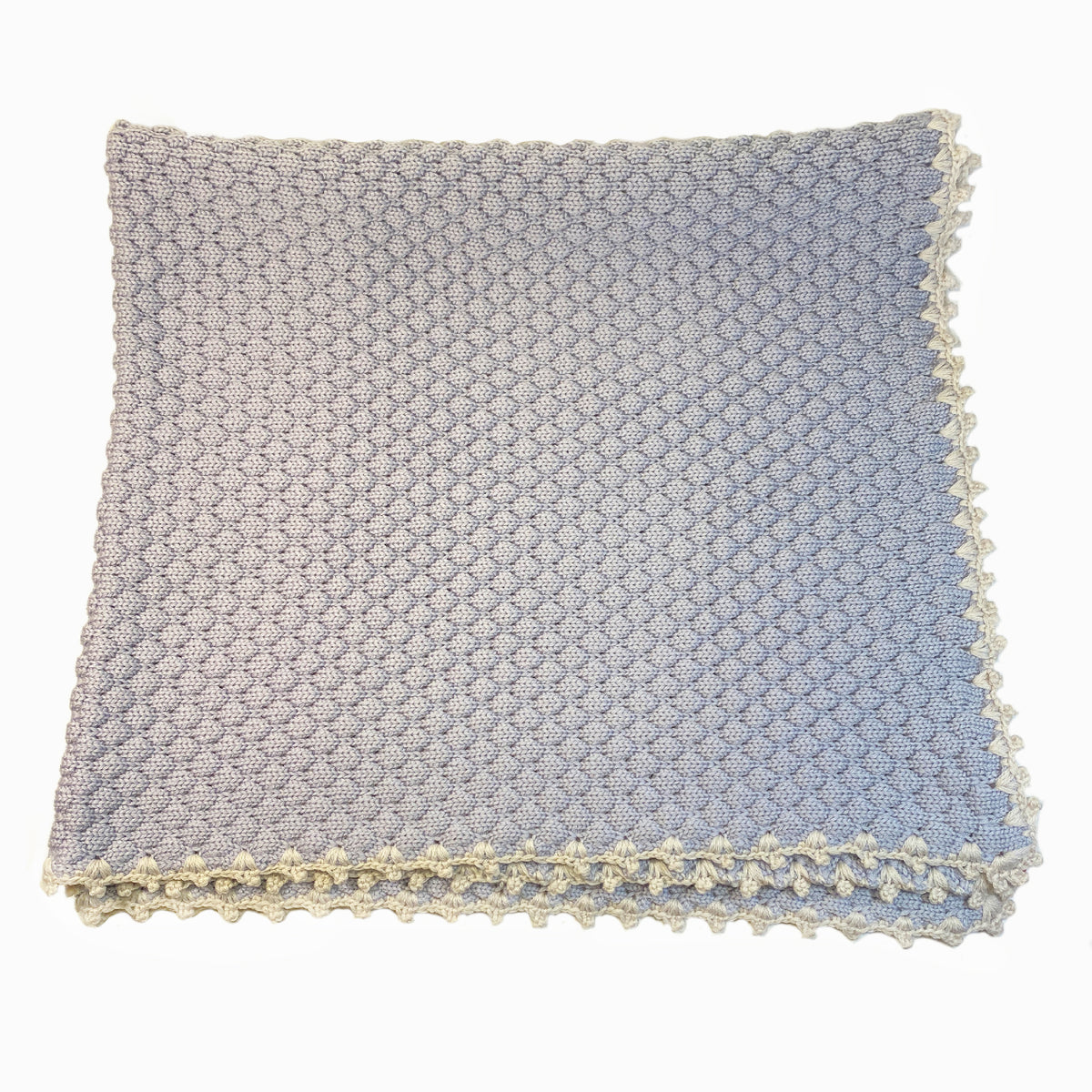 Gestrickte Babydecke aus Merinowolle im Muschelmuster mit Mäusezähnchen umhäkelt in Hellblau