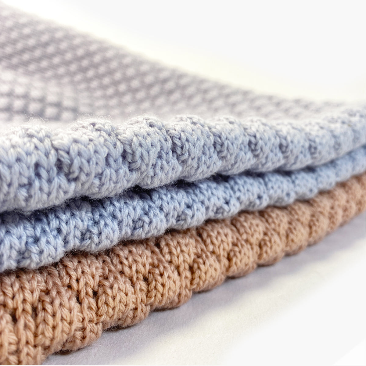 2 gestrickte Babydecken aus Merinowolle im Muschelmuster mit Mäusezähnchen umhäkelt in Hellblau und Rosa