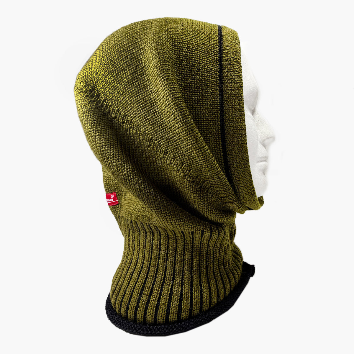 Mütze, die wie eine Kaputze den Kopf und Hals umhüllt. In Olivegrün mit Schwarzen Längstreifen um den Hals.