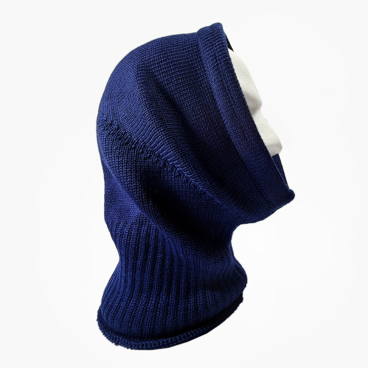 Gestrickte Mütze, die wie eine Kaputze den Kopf und Hals umhüllt. In Royalblau mit Schwarzen Längstreifen um den Hals.