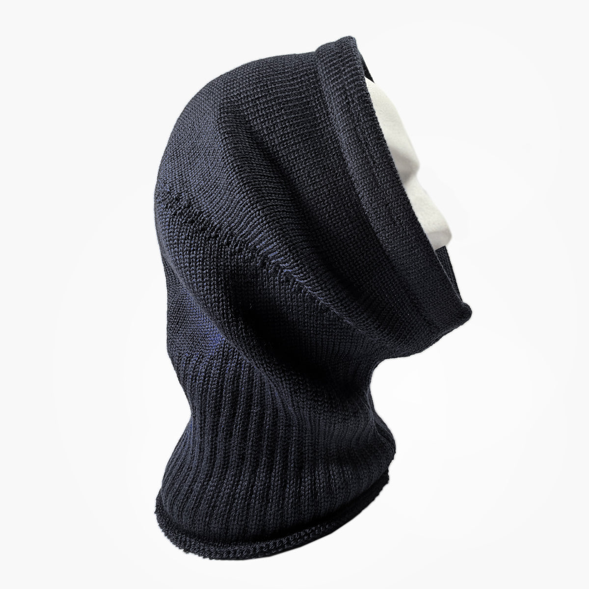 Gestrickte Mütze, die wie eine Kaputze den Kopf und Hals umhüllt. In  Schwarz 
