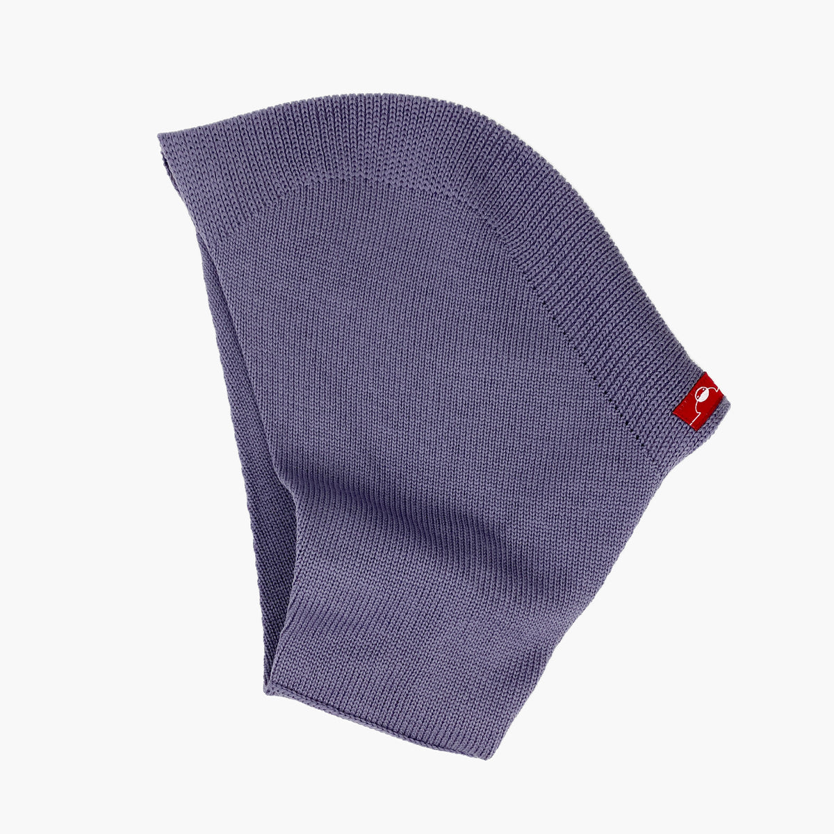 Mütze deren Form den Kopf umspielt, und auch das Kinn bedeckt, ähnlich einer geschlossenen Kapuze. Die Balaclava liegt  flach so daß man diese Kapuzenform: oben breiter zum Hals Schmal zulaufend gut sehen kann. Sie ist Lilagrau und aus Merinowolle gestrickt.