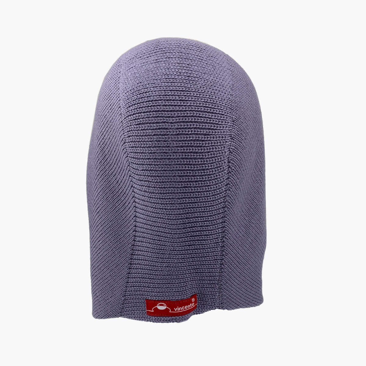 Mütze deren Form den Kopf umspielt, und auch das Kinn bedeckt, ähnlich einer geschlossenen Kapuze. Hier sieht man die Balaclava von Hinten oben breiter zum Hals Schmal zulaufend. Sie ist Lilagrau und aus Merinowolle gestrickt.