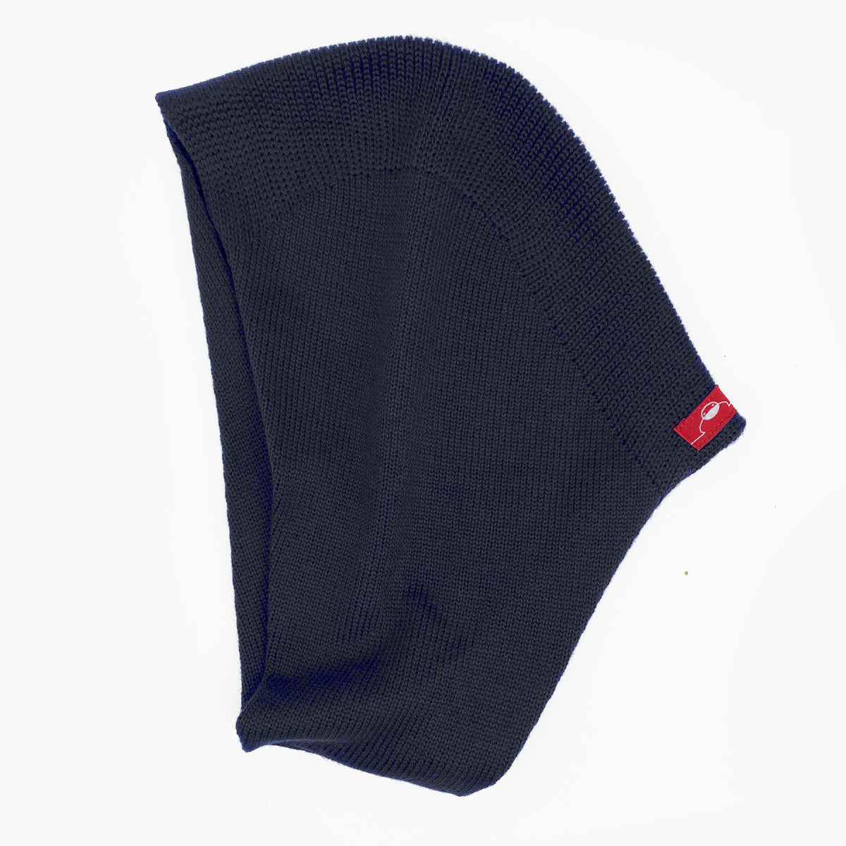 Mütze deren Form den Kopf umspielt, und auch das Kinn bedeckt, ähnlich einer geschlossenen Kapuze. Die Balaclava liegt  flach so daß man diese Kapuzenform: oben breiter zum Hals Schmal zulaufend gut sehen kann. Sie ist Schwarz und aus Merinowolle gestrickt.