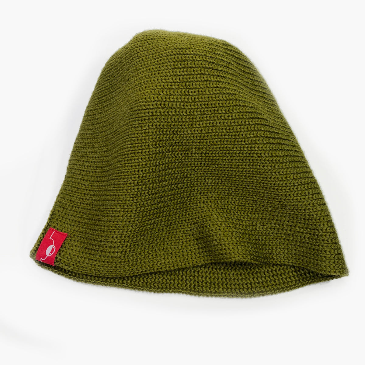 Olive farbene Wollmütze aus Merinowolle quer in Kopf-Form gestrickt. Das Fangpatentmuster bedeutet, daß Innen ein Knötchenmuster und außen ein klassiches Rechte Maschenmuster zu sehen ist. Wenn man den Beanie umkrempelt und als Dockermütze trägt ist jeweils das andere Muster zu sehen. Das rote vincente-Label mit der kleinen Ente ist am Rand angenäht. Die Mütze kann insideout getragen werden.