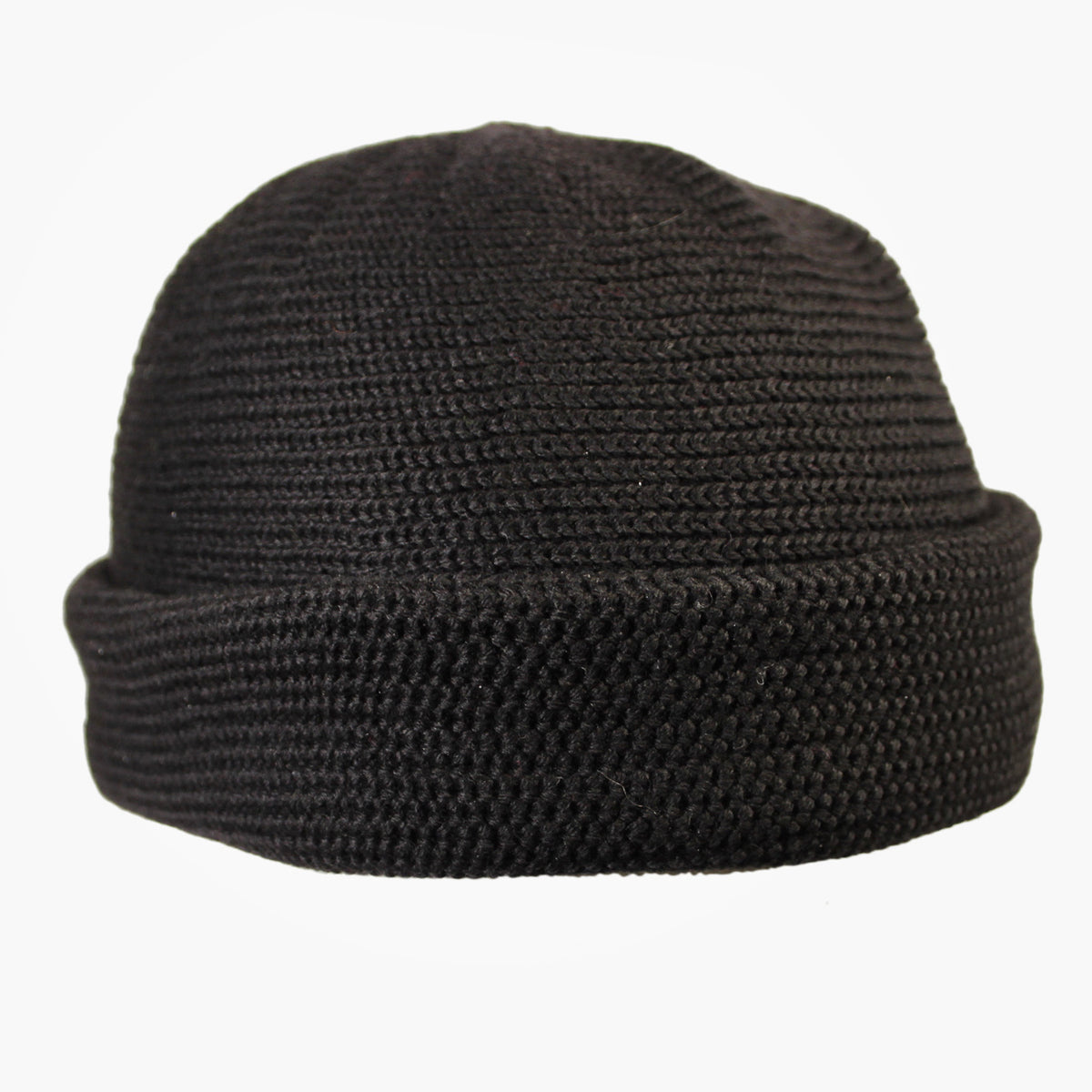 Schwarz Wollmütze aus Merinowolle quer in Kopf-Form gestrickt. Das Fangpatentmuster bedeutet, daß Innen ein Knötchenmuster und außen ein klassiches Rechte Maschenmuster zu sehen ist. Wenn man den Beanie umkrempelt und als Dockermütze trägt ist jeweils das andere Muster zu sehen. Das rote vincente-Label mit der kleinen Ente ist am Rand angenäht. Die Mütze kann insideout getragen werden.