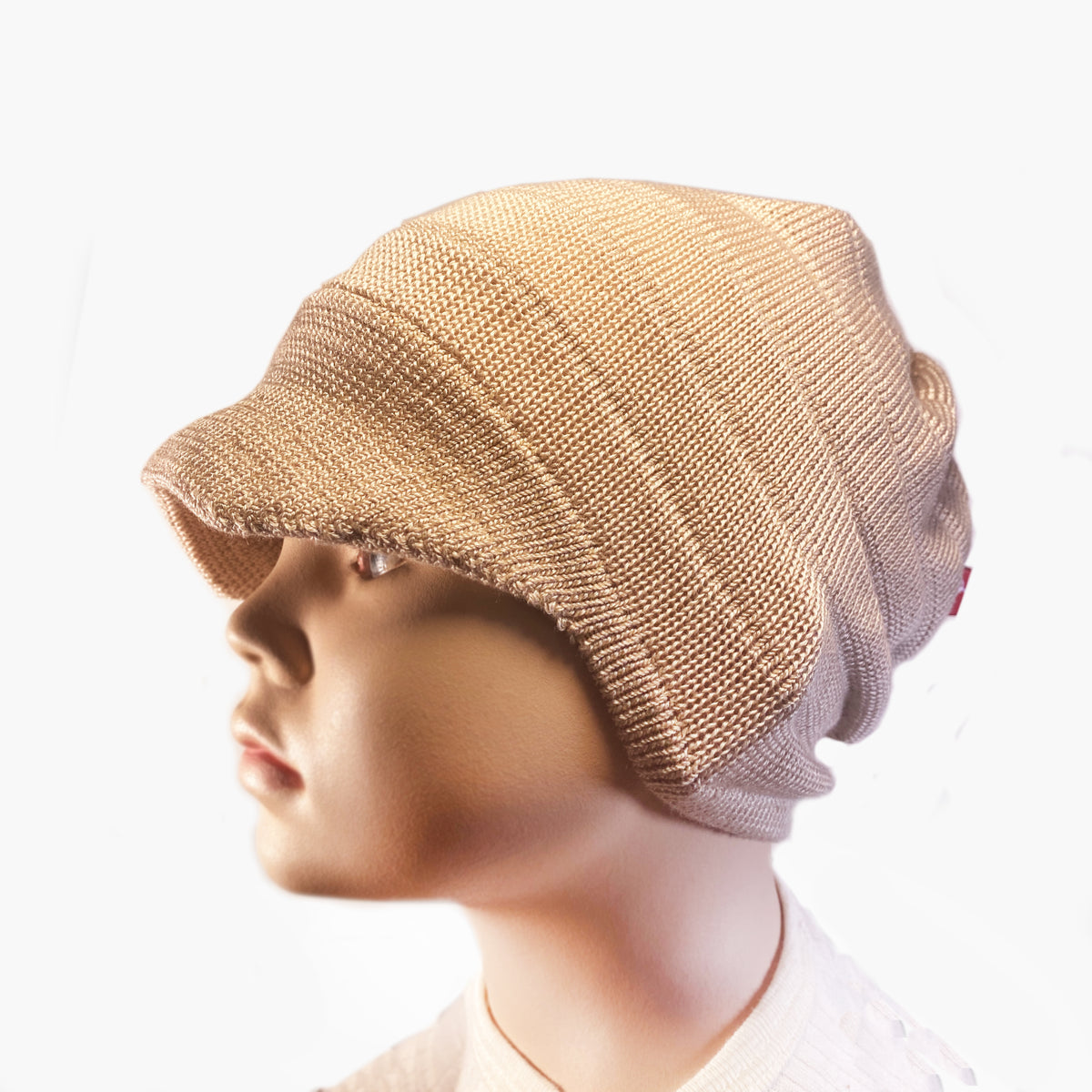eine Puppenkopf trägt eine Sommermütze mit Schirm von vincente aus Tencel/Lyocell gestrickt in Beige