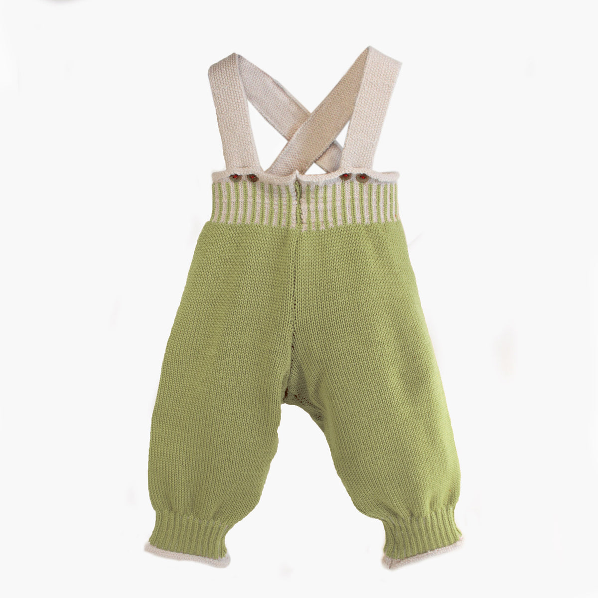 Woll-Hose, Salopette aus Bio-Merinowolle von vincente gestrickt. Sie ist Matcha-Grün mit Woll-weißen Hosenträgern und Woll-weißen Streifen im enganliegenden Bündchen. Die Knöpfe sind Beige und mit Roten Garn angenäht