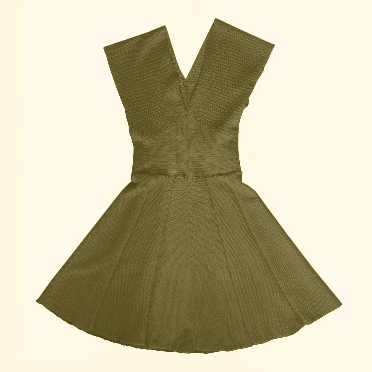 Olivegrünes schwingendes Kleid mit angeschnittenen Ärmeln und V-Ausschnitt. aus feiner Bio-Merinowolle gestrickt von vincente