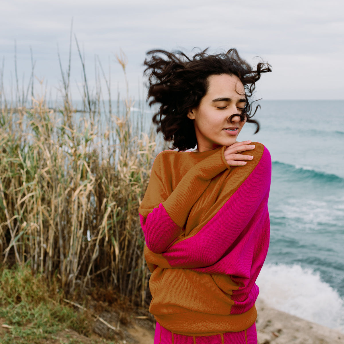 Oversized Pullover aus 100 % mulesingfreier Merinowolle mit lässigen Fledermausärmeln in leuchtend Pink und Bronce. Weiche Strickware aus Wolle, zertifiziert nach Öko-Tex Standard 100, ideal für den Lagenlook im Herbst und Winter