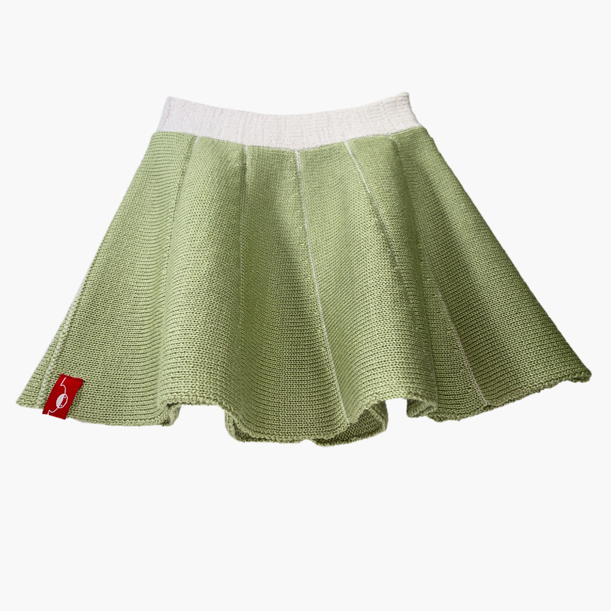 Rock Matchagrün mit feinen WollweißenLängsstreifen. Er ist aus Merinowolle gesrtrickt und hat einen Wollweißen elastischen Bund Die Streifen plissieren den Rock leicht.