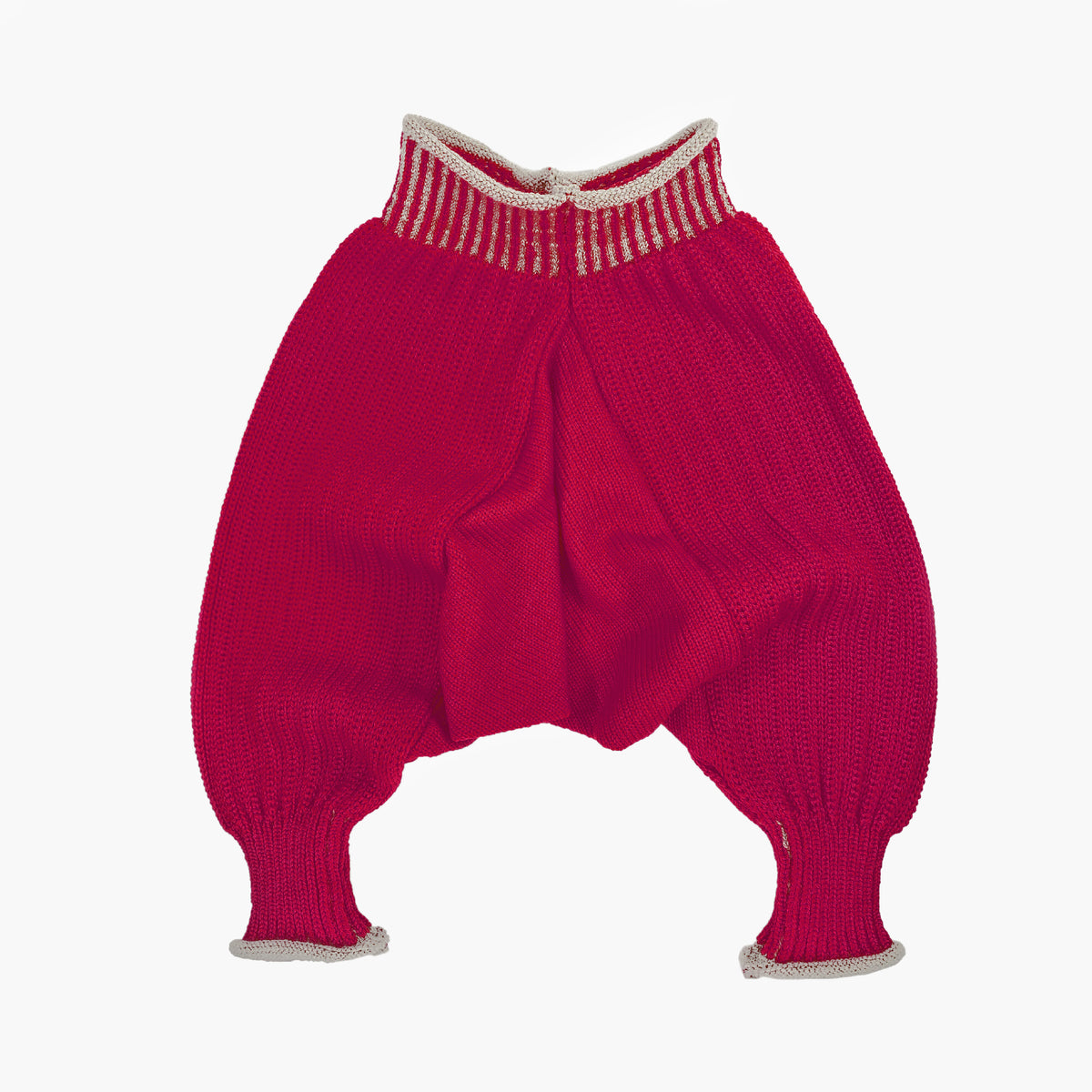 Sarouelhose auch Harems- oder Pluderhose genannt. Mit tiefgeschnittenem Schritt und extrem viel Platz für Windeln. Die Rote Wollhose ist aus feinster Bio-Merinowolle gestrickt. Sie hat enganliegende hochelastischen Bündchen, die Wollweiße Längsstreifen haben.