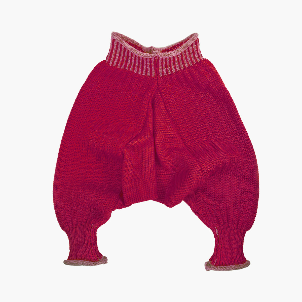 Sarouelhose auch Harems- oder Pluderhose genannt. Mit tiefgeschnittenem Schritt und extrem viel Platz für Windeln. Die Rote Wollhose ist aus feinster Bio-Merinowolle gestrickt. Sie hat enganliegende hochelastischen Bündchen, die Rosa Längsstreifen haben.