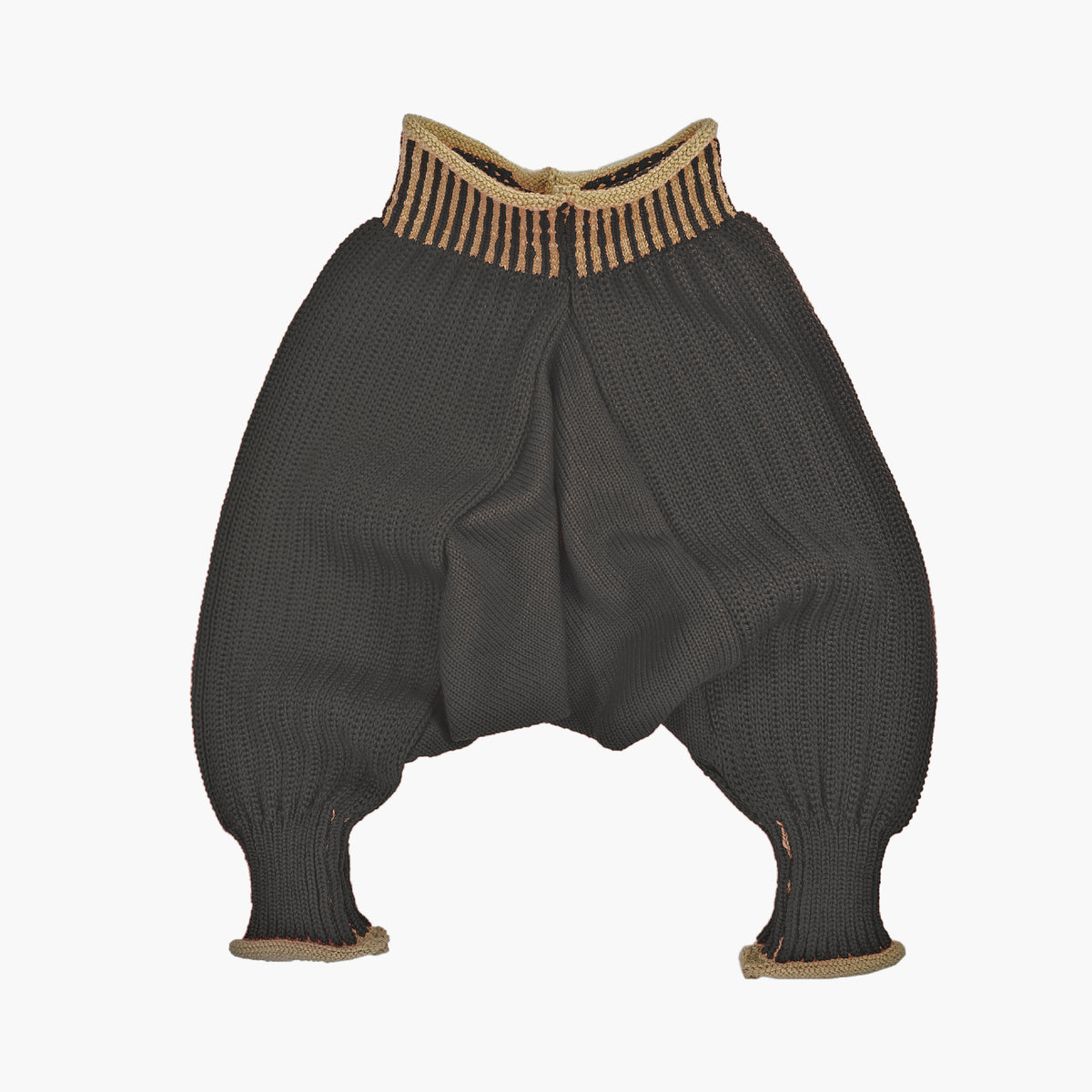 Sarouelhose auch Harems- oder Pluderhose genannt. Mit tiefgeschnittenem Schritt und extrem viel Platz für Windeln. Die Schwarze Wollhose ist aus feinster Bio-Merinowolle gestrickt. Sie hat enganliegende hochelastischen Bündchen, die Beige Längsstreifen haben.