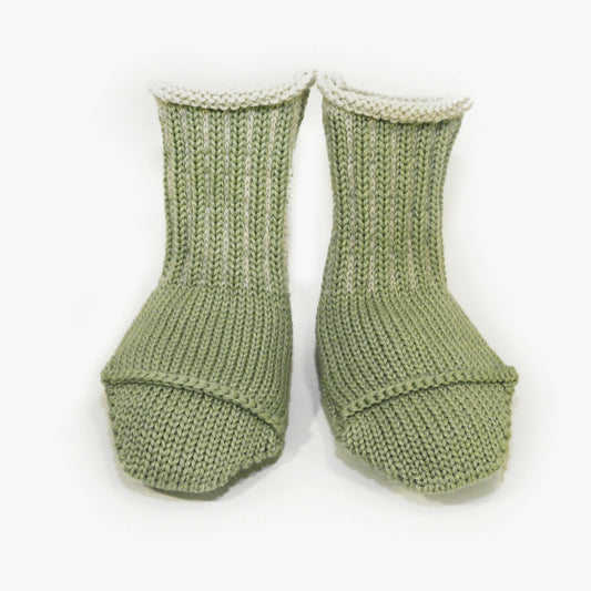 gestrickte Babysocken in Matcha-Grün mit hochelastischem Bund mit Längs Streifen in Wollweiß