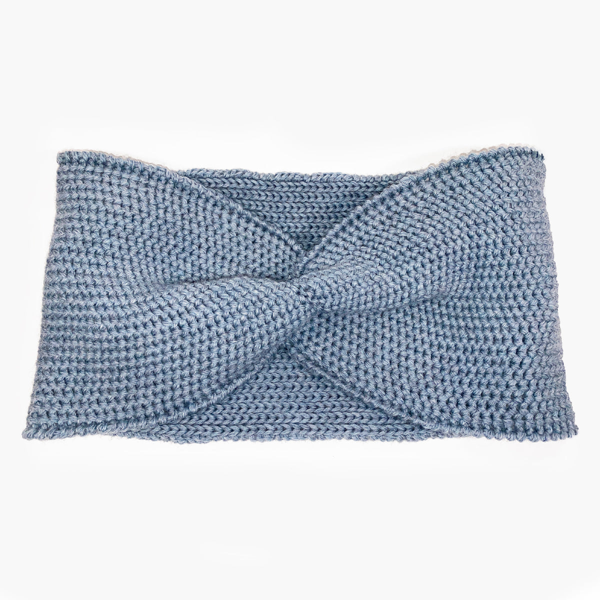 Graublaues Stirnband mit einer Turban-ähnlichen Verdrehung. Gestrickt im  Doubleface Patentmuster, außen Knötchenstruktur und Innen sieht es wie ein klassisch rechts gestricktes Muster aus.