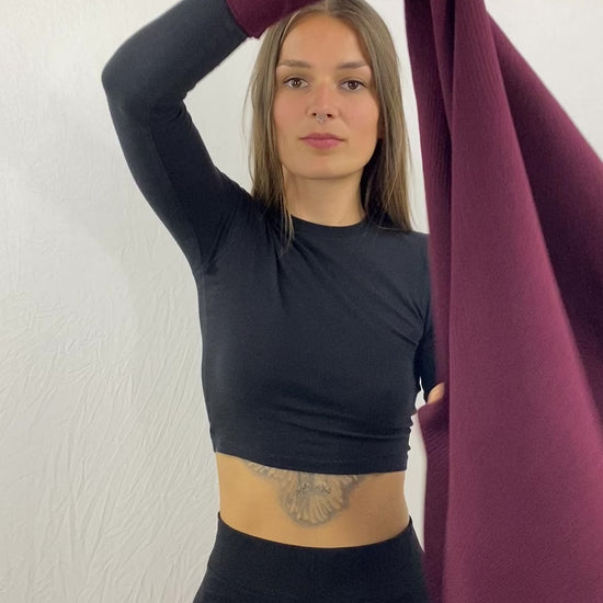 kurzer Film mit einer jungen Frau, die sich den extra breitenSchal in bordeauxrot überwirft und sich darin einkuschelt 