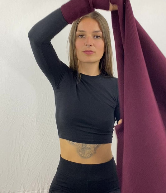 kurzer Film mit einer jungen Frau, die sich den extra breitenSchal in bordeauxrot überwirft und sich darin einkuschelt 