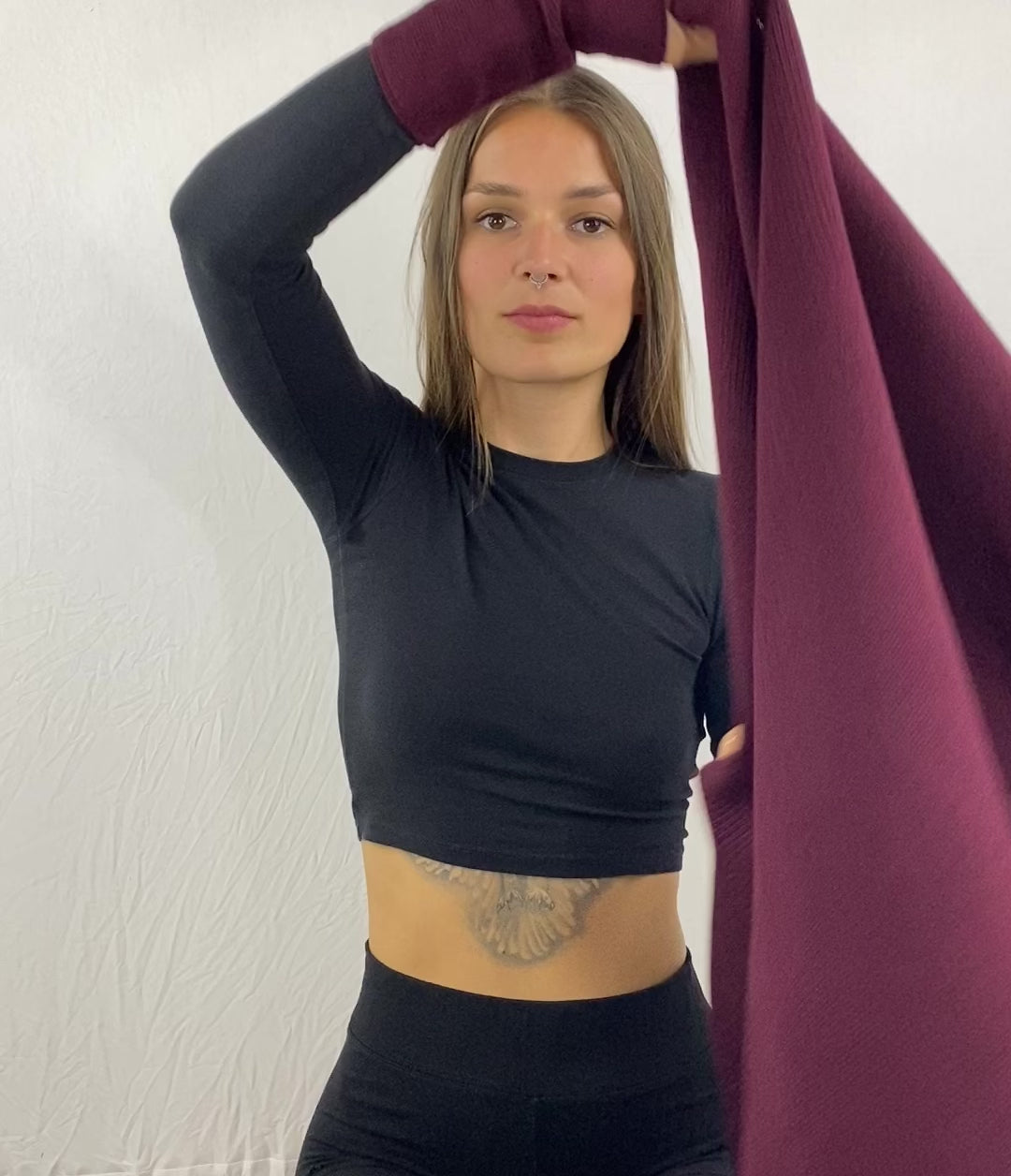 kurzer Film mit einer jungen Frau, die sich den extra breitenSchal in bordeauxrot überwirft und sich darin einkuschelt 