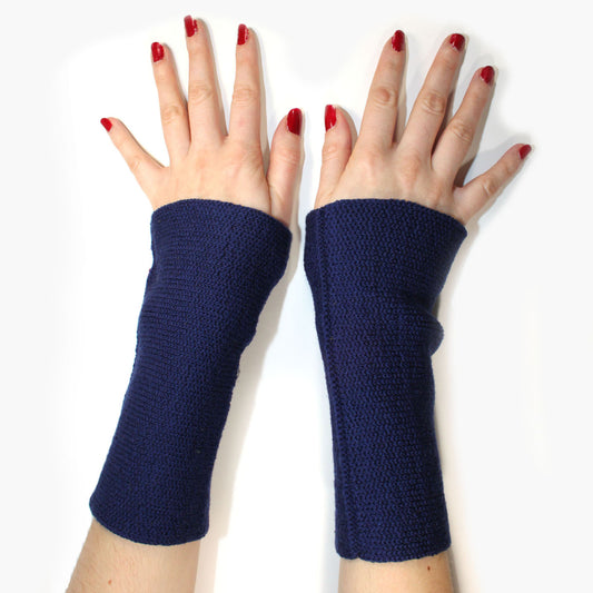 Zwei Hände mit ausgespreizten Fingern und roten Fingernägeln tragen royalblaue Armstulpen.