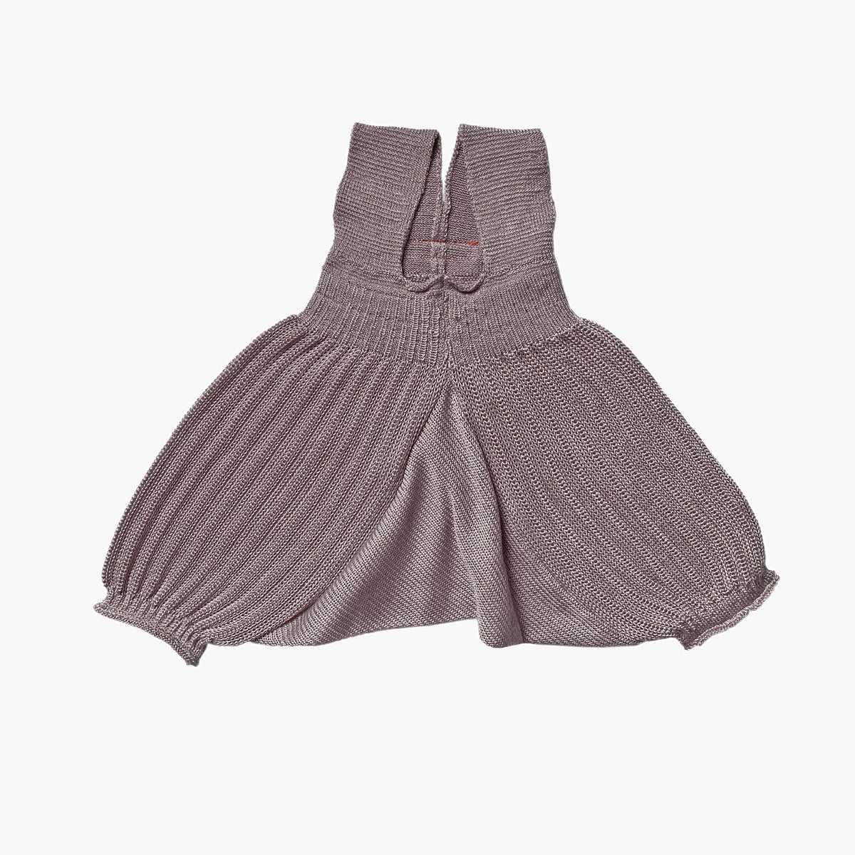 gestrickte kurze Sommerhose aus Tencel/Lyocell mit tiefen Schritt und viel Platz für Windeln. Die Hose hat hochelastische Hosenträger  und ist Flieder-Grau