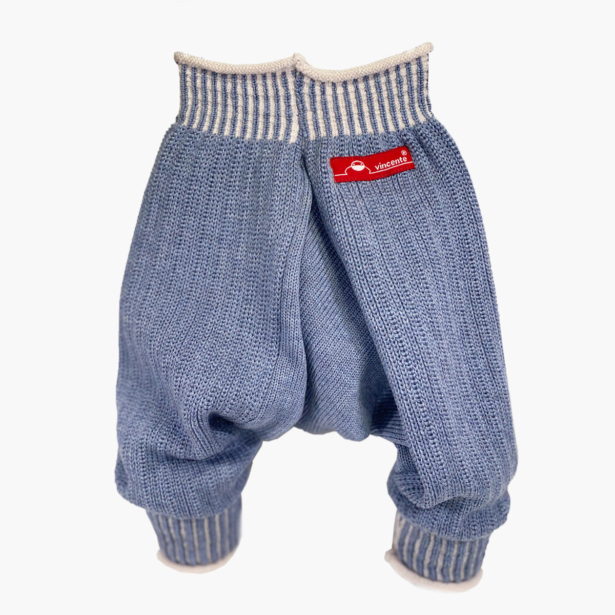 Sarouelhose auch Harems- oder Pluderhose genannt. Mit tiefgeschnittenem Schritt und extrem viel Platz für Windeln. Die Graublaue Wollhose ist aus feinster Bio-Merinowolle gestrickt. Sie hat enganliegende hochelastischen Bündchen, die Wollweiße Längsstreifen haben.