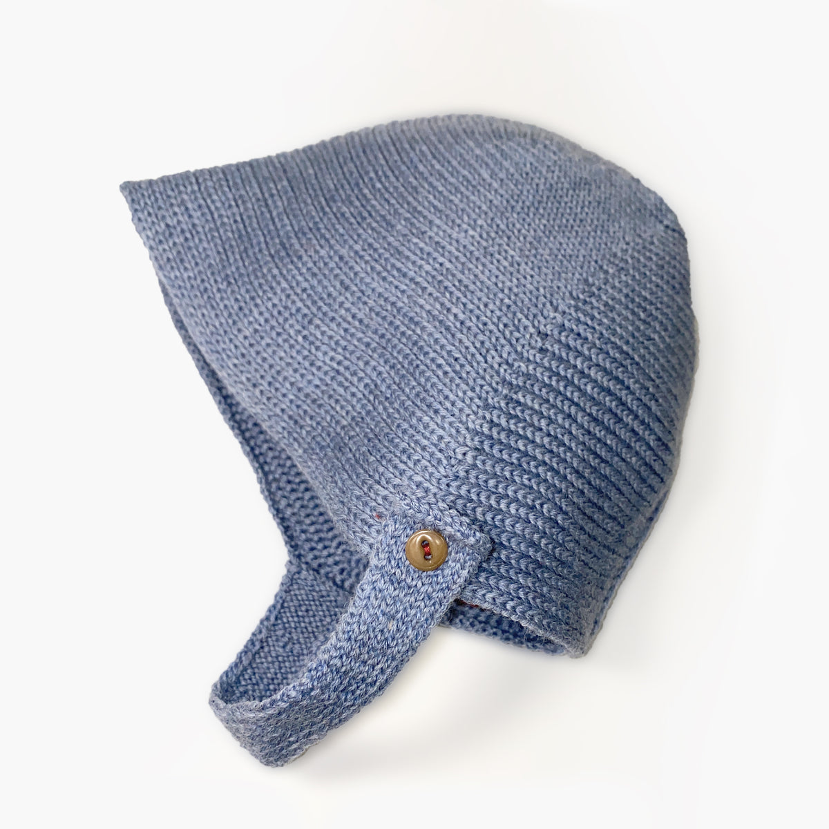 Gestrickte Haube in Graublau, mit verstellbaren Bändchen zum zuknöpfen und kleinem beigen Knopf 