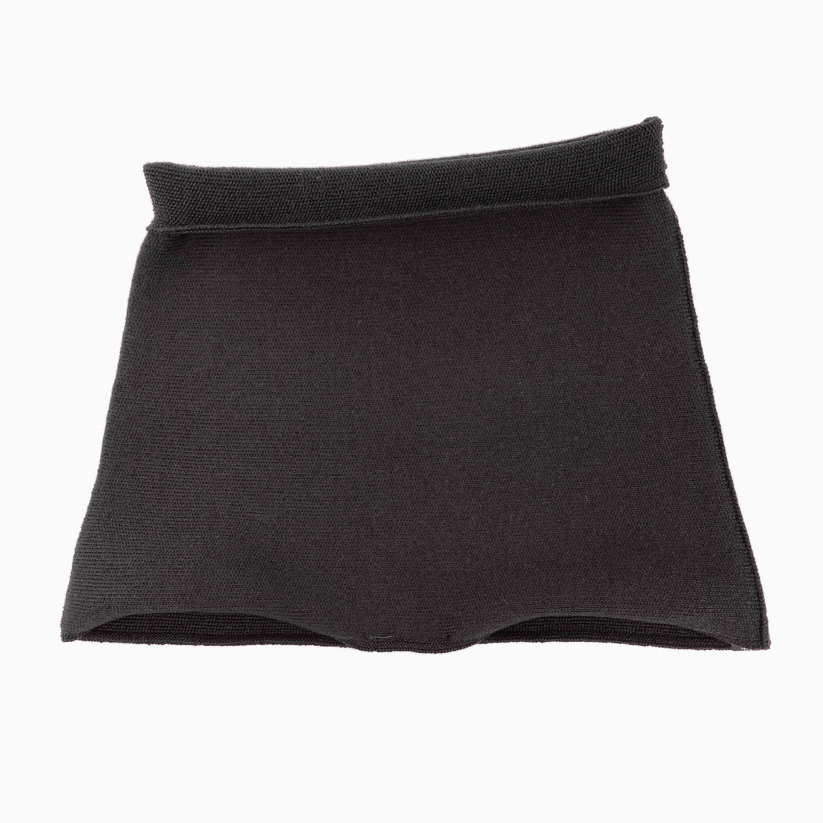 schwarze Wollunterhose mit angeschnittenem kurzen Bein. Die Hotpants ist oben umgeschlagen so daß man das innere gestrickte Perlmuster sieht