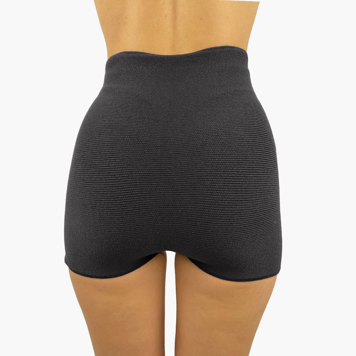 Po eines Models. Sie  trägt eine Schwarze Wollunterhose mit angeschnittenem kurzen Bein. Die Hotpants geht bis zur Taille.