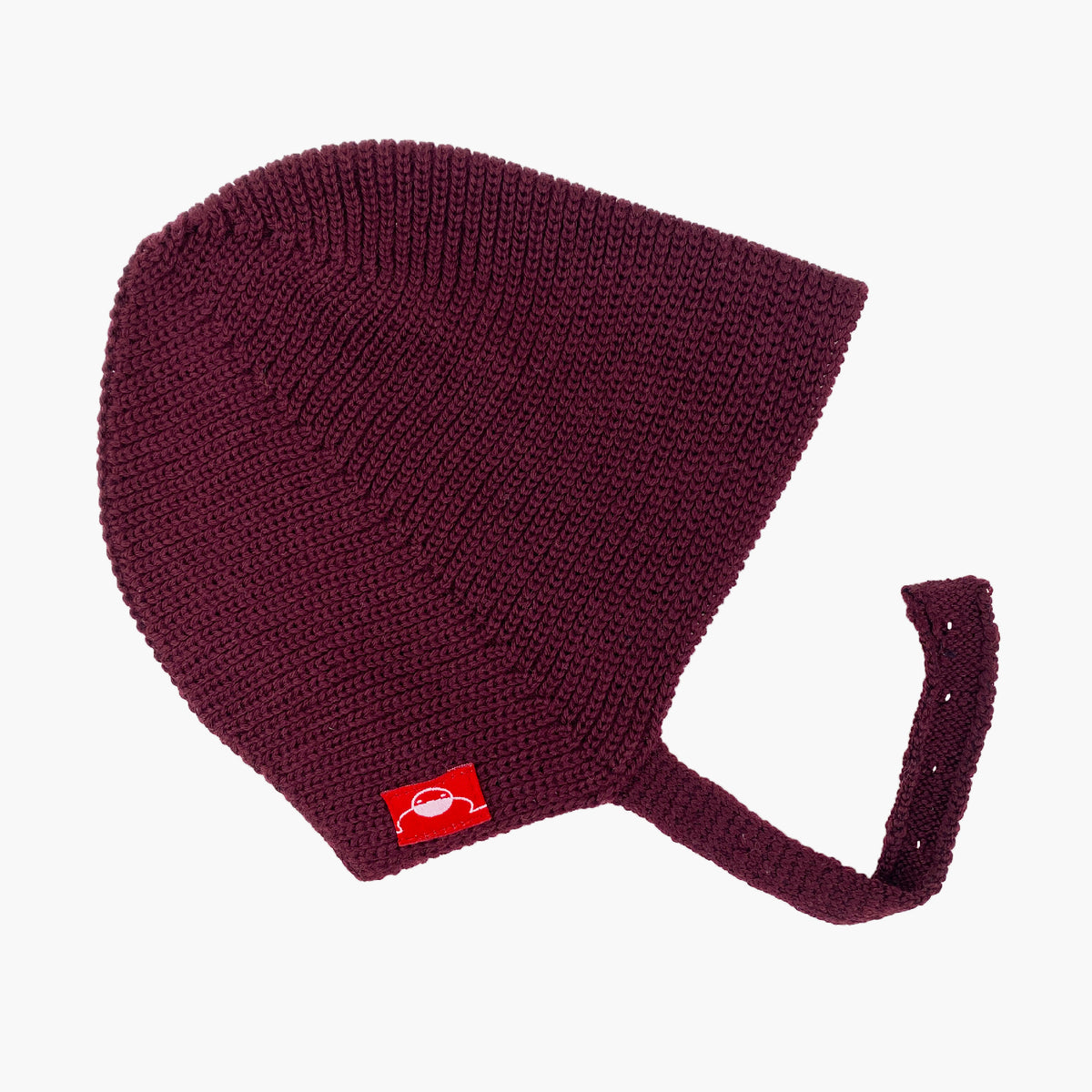 Gestrickte Haube in Bordeaux-Rot mit verstellbaren Bändchen zum zuknöpfen und kleinem beigen Knopf 