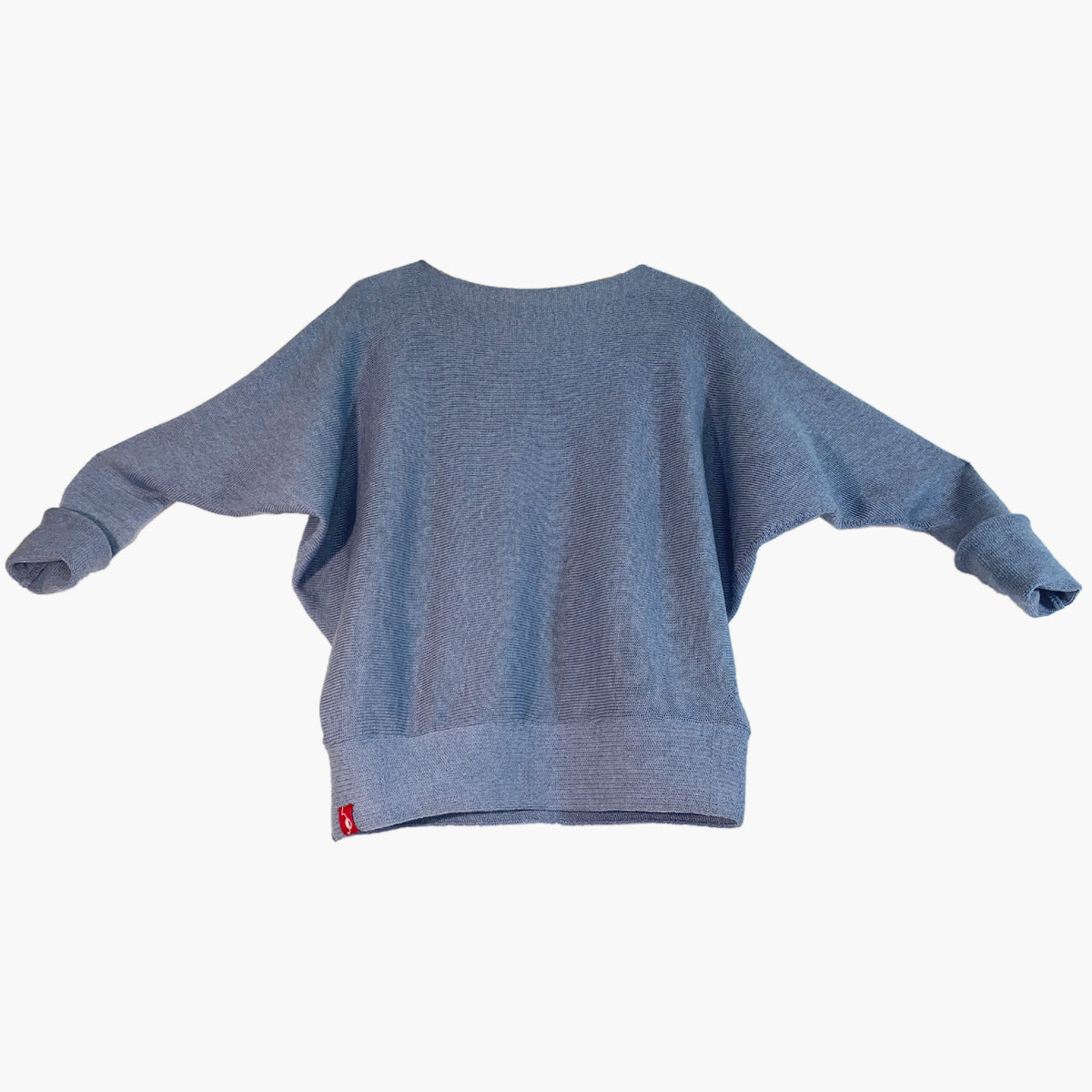 Graublau gestrickter Pullover mit angeschnittenen Ärmeln . Der Pullover hat einen elastichen Bund und lange elastische Ärmelbündchen, die hier  geschoppt und umgekrempelt sind.