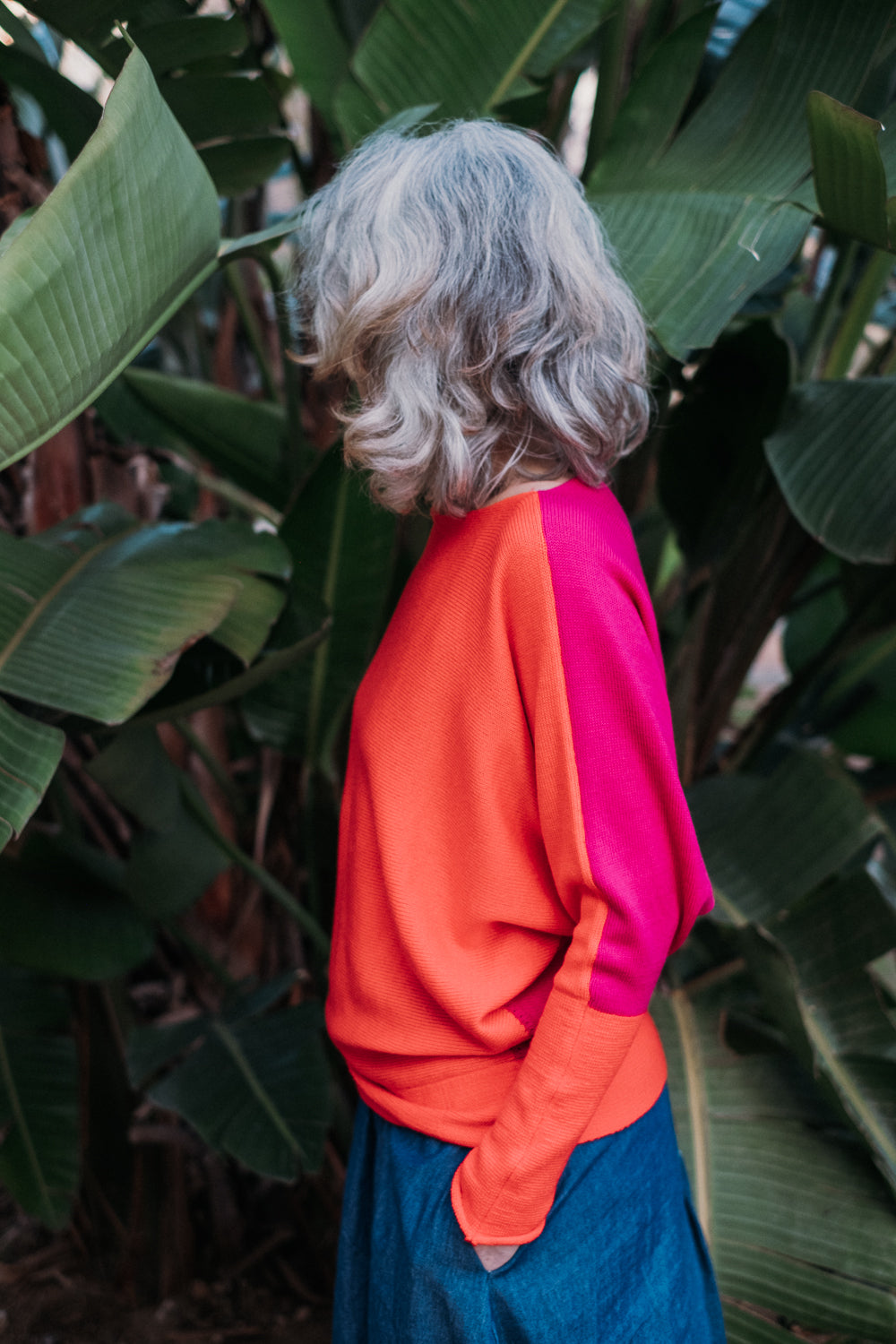 Handgefertigter Merino-Fledermausärmel-Pullover von vincenteBERLIN in leuchtend orange und Pink. Hergestellt auf Handstrickmaschinen in unserem Studio in Berlin-Kreuzberg aus zertifiziertem, umweltfreundlichem Garn (RWS-zertifiziert)