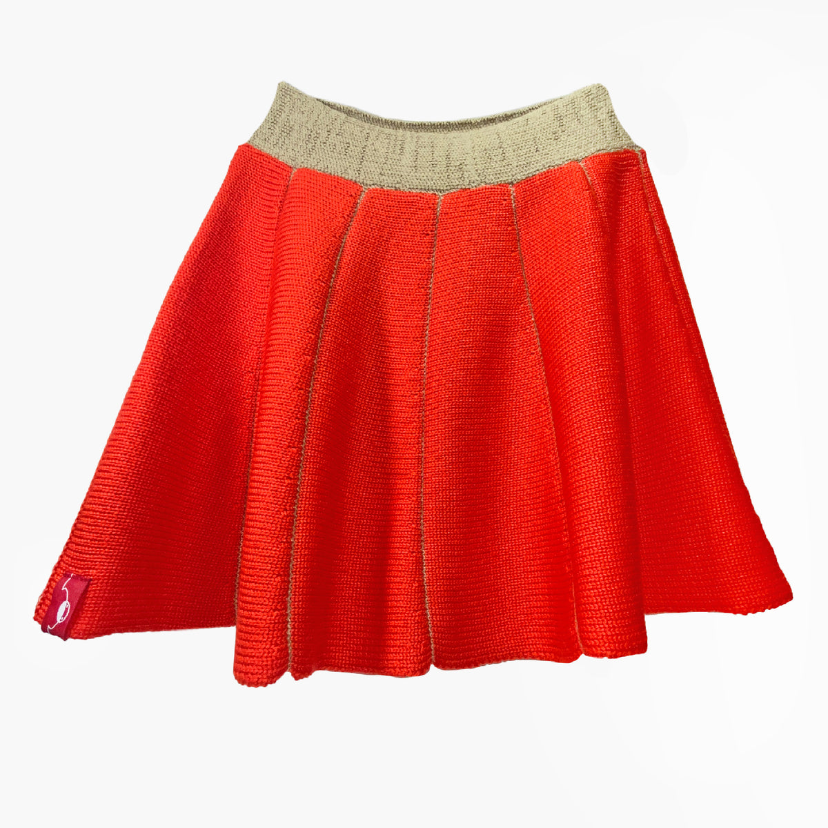 Rock Orangerot (Rosso) mit feinen Beigen Längsstreifen. Er ist aus Merinowolle gesrtrickt und hat einen elastischen Bund Die Streifen plissieren den Rock leicht.