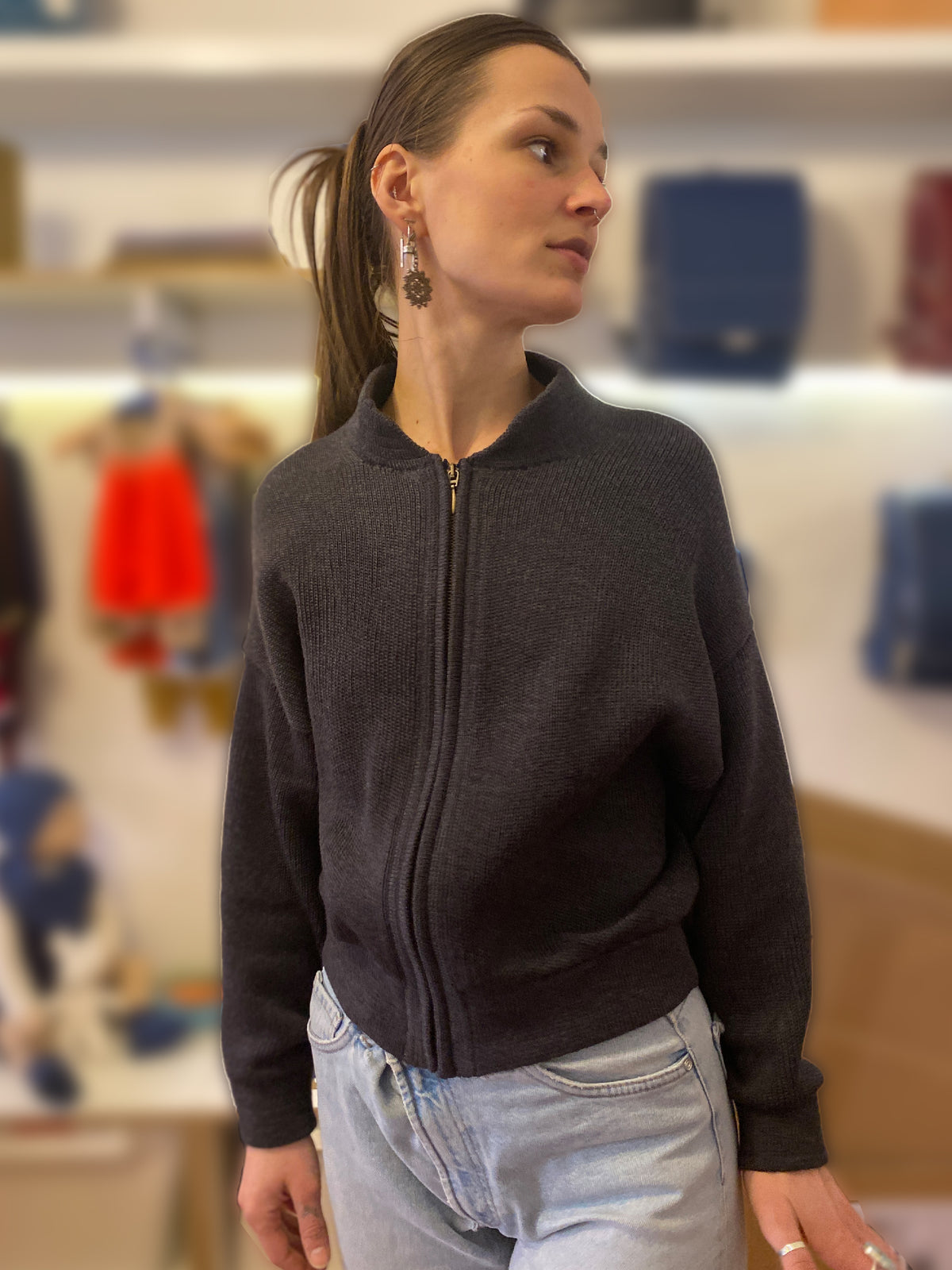 Die Designerstrickjacke in Meliertem Dunkelgrau aus zertifizierter mulesingfreier Merinowolle aus Italien