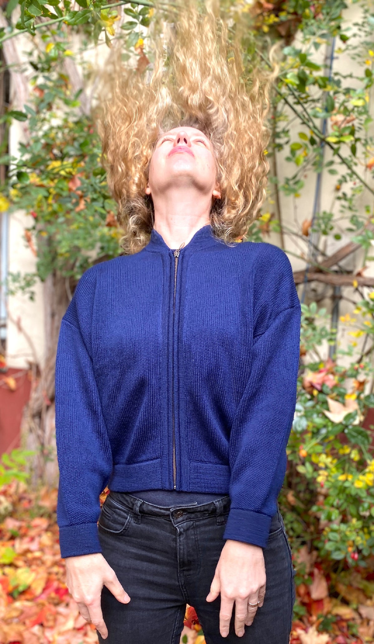 Blaue, Kuschelige Strickjacke für Frauen im Bomberjacken-Stil  designed von Birgit Tappe Diplomdesignerin (UdK) und handgefertigt im Ateier vincente