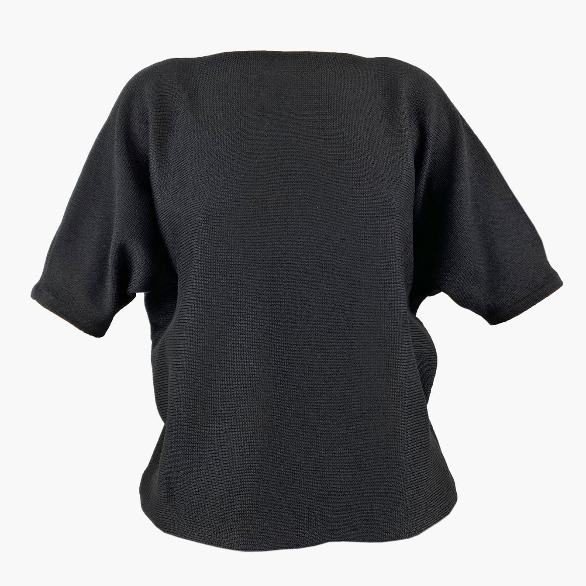 Schwarzer, gestrickterPullover mit kurzen, angeschnittenen Ärmeln ähnlich wie beim T-Shirt. Mit kleiner Falte am Armende.