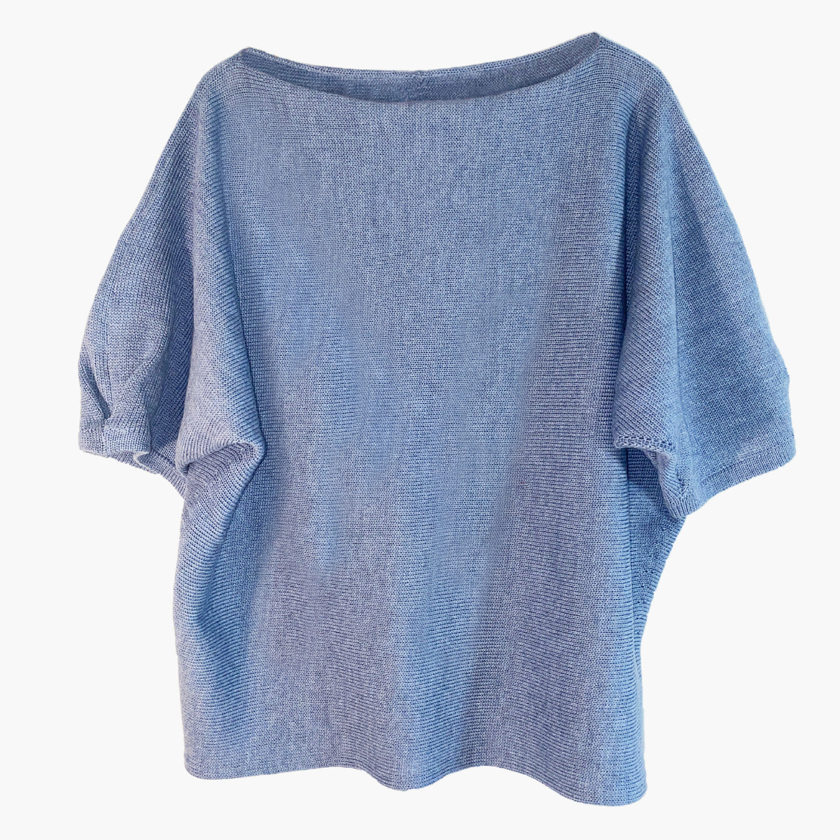 Graublauer quer gestrickterPullover mit kurzen, angeschnittenen Ärmeln ähnlich wie beim T-Shirt. Mit kleiner Falte am Armende.