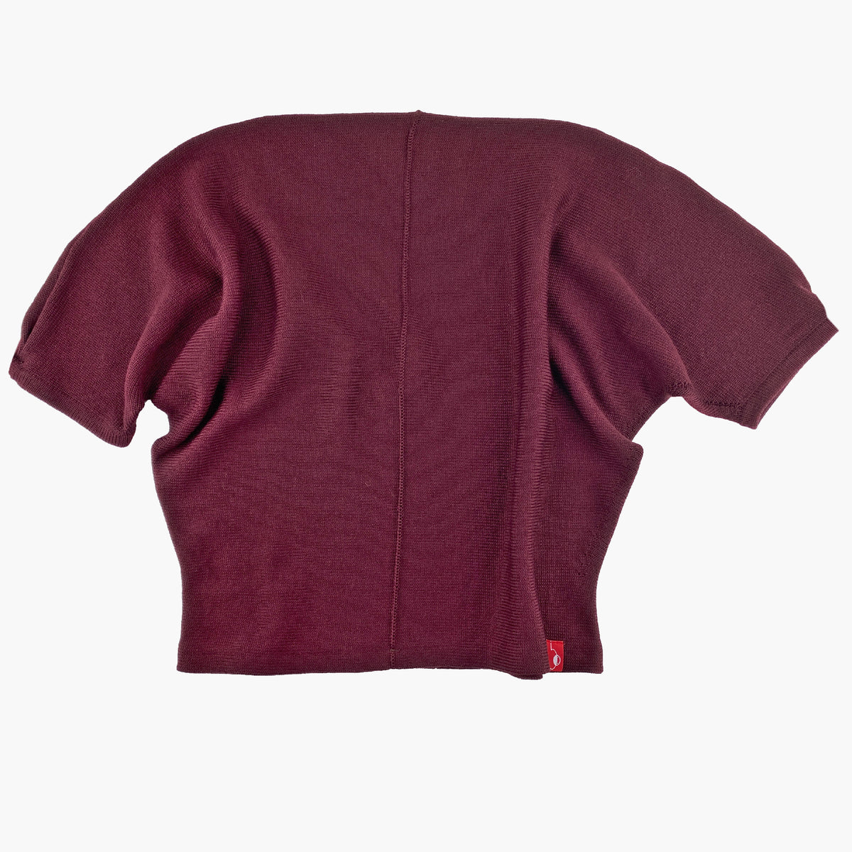 Bordeauxfarbener quer gestrickterPullover mit kurzen, angeschnittenen Ärmeln ähnlich wie beim T-Shirt. Mit kleiner Falte am Armende. In der hinteren Mitte, die man hier sieht ist eine längsverlaufende Häkelnaht.