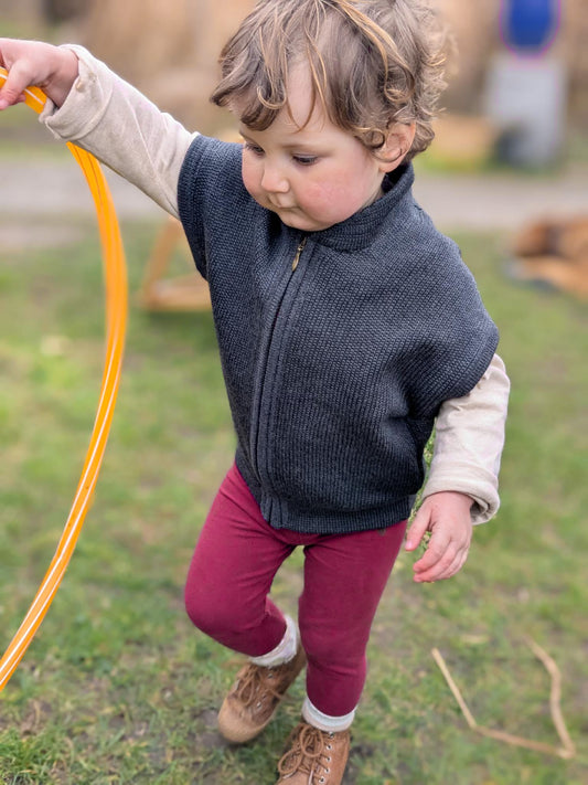 Gestrickte Weste aus Merinowolle für Kinder in warmen Farben