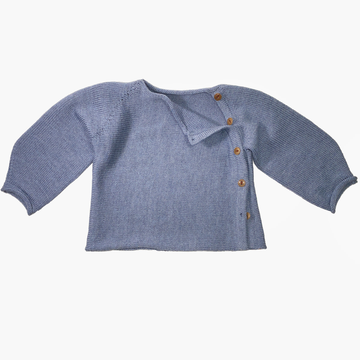 Graublaue Babyjacke mit seitlicher Knöpfung, auch Schlüttli genannt. Die Strickjacke ist aus Bio-Merinowolle gestrickt