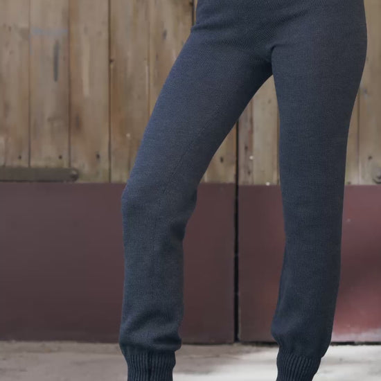 im Film sieht  die Beine eines Modells. Sie trägt eine Graue Strickhose im Jogginghosenstil, mit engem Bündchen am Hosenbeinende. Das Model dreht sich langsam um die Hose zu präsenteren.