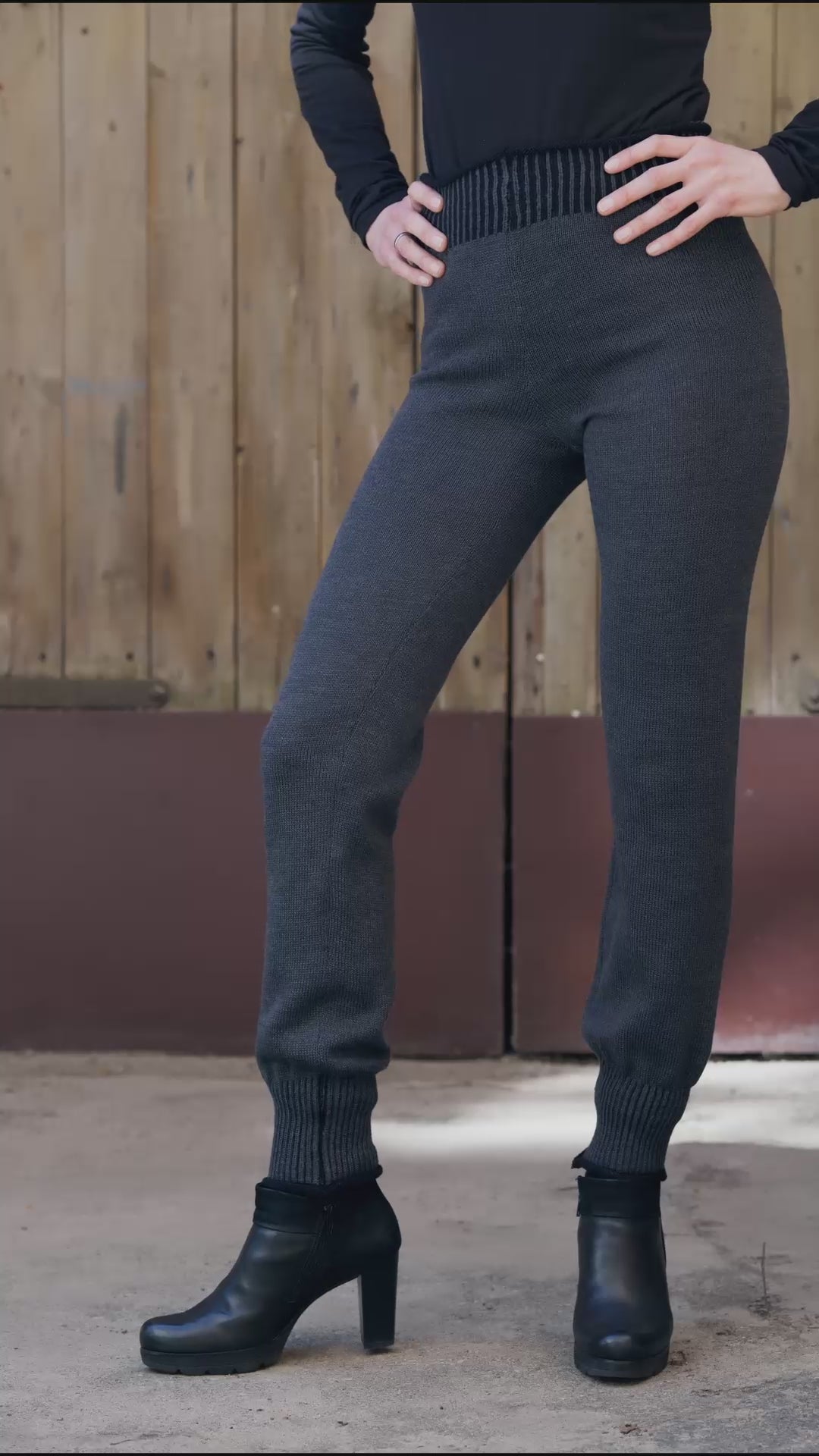im Film sieht  die Beine eines Modells. Sie trägt eine Graue Strickhose im Jogginghosenstil, mit engem Bündchen am Hosenbeinende. Das Model dreht sich langsam um die Hose zu präsenteren.