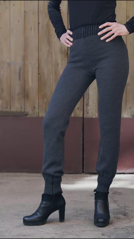 im Film sieht  die Beine eines Modells. Sie trägt eine Graue Strickhose im Jogginghosenstil, mit engem Bündchen am Hosenbeinende. Das Model dreht sich langsam um die Hose zu präsenteren.